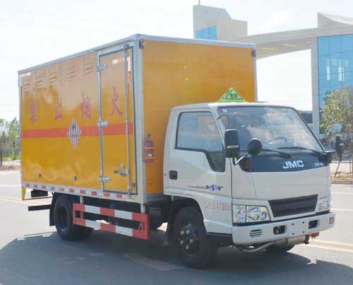 江铃1.5吨易燃固体厢式运输车